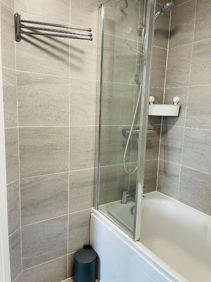 Cheerful 2-Bed Townhouse In Wakefield With Parking Villa Exterior foto