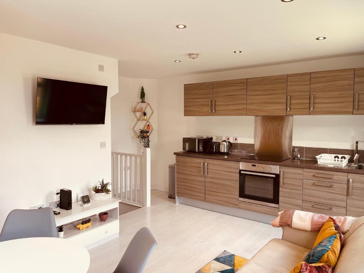 Cheerful 2-Bed Townhouse In Wakefield With Parking Villa Exterior foto